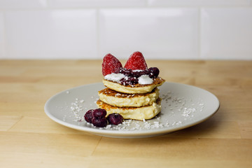  golden cheesecakes with blueberry jam and strawberries