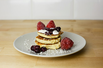  golden cheesecakes with blueberry jam and strawberries