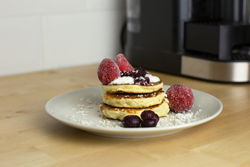  golden cheesecakes with blueberry jam and strawberries