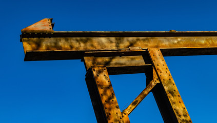 Rostiger Stahlträger mit blauem Himmel