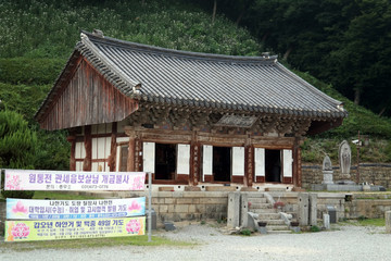 Fototapeta na wymiar Chiljangsa Buddhist Temple
