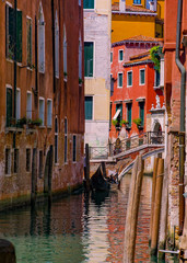 Fototapeta na wymiar Eine Gondel im Kanal, Venedig in italien