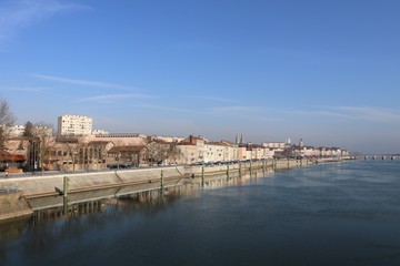 Obraz premium LA RIVIERE SAONE ET SES QUAIS A MACON - SAONE ET LOIRE - BOURGOGNE - FRANCE