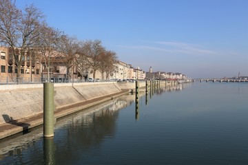 LA RIVIERE SAONE ET SES QUAIS A MACON - SAONE ET LOIRE - BOURGOGNE - FRANCE