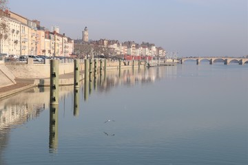 Obraz premium LA RIVIERE SAONE ET SES QUAIS A MACON - SAONE ET LOIRE - BOURGOGNE - FRANCE
