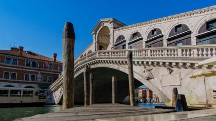 Fototapeta na wymiar Rialto brücke In Venedig am Canal Grande, Italien