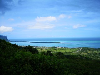 Fototapeta premium Mauritius, Panorama mit Le Morne und Ile aux Benitiers