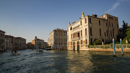 Palast und die Gondel in Venedig am Canal Grande  in Italien