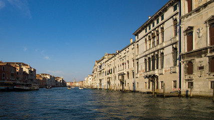 Kanal, Wasser Himmel und Palast mit der Gondel in Venedig am Canal Grande  in Italien