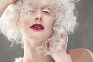 Fototapeta premium Młoda atrakcyjna kobieta z platynową blondynką i purpurową pomadką