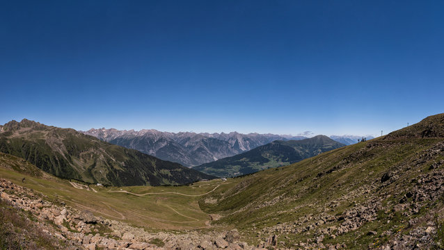 Bergpanorama in de &ouml;sterreichischen Alpen bei Serfaus, Fiss und Ladis bei sch&ouml;nstem Wetter