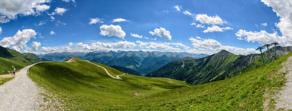 Bergpanorama in de &ouml;sterreichischen Alpen bei Serfaus, Fiss und Ladis bei sch&ouml;nstem Wetter