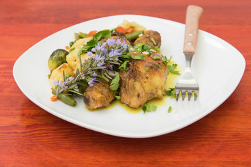 Pollo con vegetales y finas hierbas
