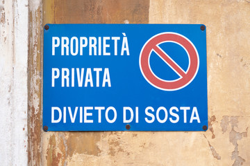 Italian sign: Proprietà privata, Private property and Divieto di sosta, No parking