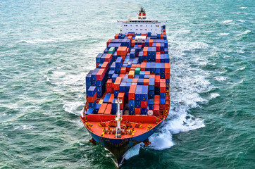vue aérienne cargo en pleine tempête
