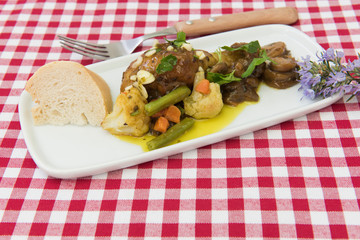 Pollo con vegetales y finas hierbas