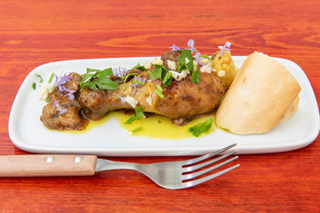 Pollo con vegetales y finas hierbas