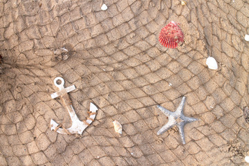 Ein Urlaubsmotiv, Fischernetz im Sand. 