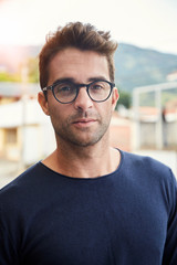 Obraz premium Good looking guy in glasses, looking at camera