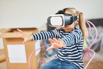 Mädchen mit VR Brille spielt im neuen Haus
