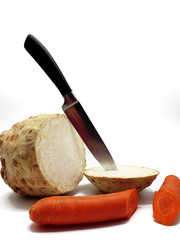 Sellerie und Karotte für die Suppe freigestellt auf weißem Hintergrund