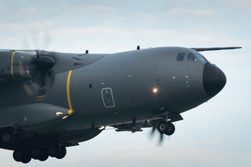 Fototapeta na wymiar Avion de transport militaire Airbus A400M de démonstration en vol sur un fond de ciel nuageux au dessus de St Nazaire