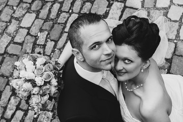 Glückliches Brautpaar umarmt sich 