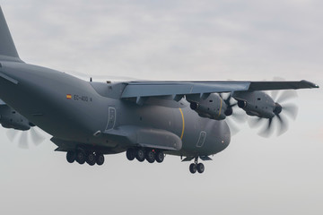 Avion de transport militaire Airbus A400M de démonstration en vol sur un fond de ciel nuageux au...