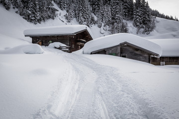 Verschneite Hütten, Alm im Winter