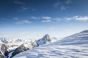 Traumhafter Winter in den Alpen unter blauem Himmel