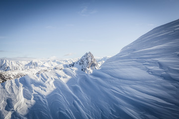 Ausblick einen Gipfel im Winter unter blauem Himmel