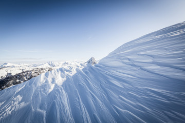 Bergpanorama im Winter mit Ausblick auf die Alpen