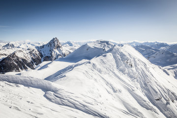 Berglandschaft im Winter in den Alpen unter blauem Himmel