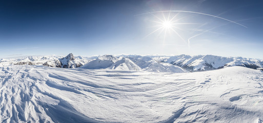 Beeindruckendes Panorama mit Ausblick auf die Alpen im Winter