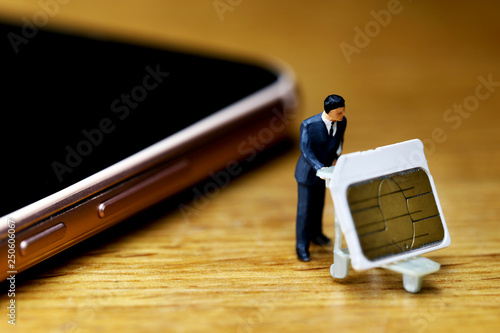 スマホから取り出したsdカードとビジネスマン Wall Mural Kelly Marken スマホから取り出したsdカードとビジネスマン Wall Mural Kelly Marken