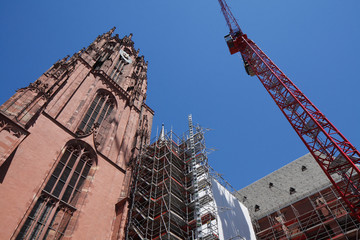 Baustelle, eingerüsteter Kirche