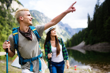Naklejka premium Group of young friends hiking in countryside. Multiracial happy people travelling in nature