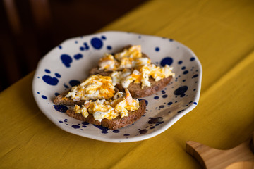 scrambled eggs toast