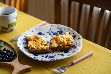 scrambled eggs toast