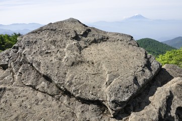 乾徳山の月見岩と富士山