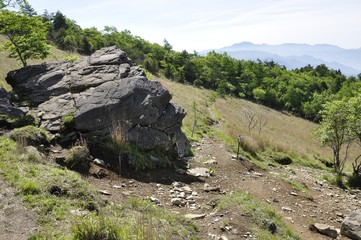 Fototapeta na wymiar 乾徳山の月見岩と大菩薩連嶺