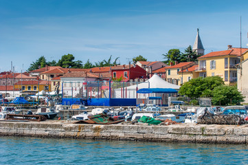 Fototapeta na wymiar Segler- und Yachthafen in Novigrad in Kroatien.