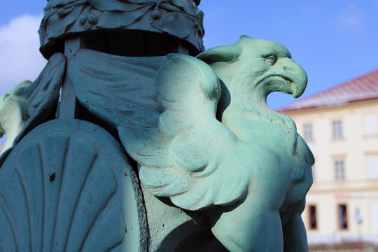 Scultura stilofora di grifone