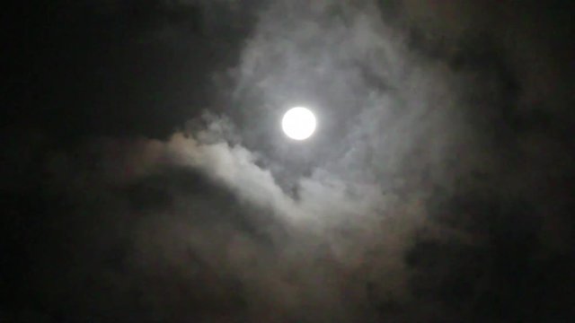 Mond hinter Wolken