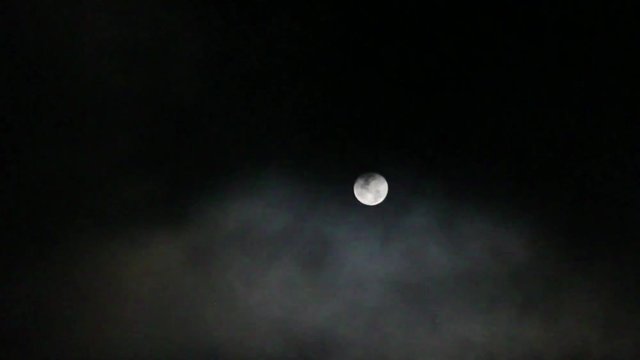 Mond hinter Wolken