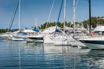 Obraz premium Segler- und Yachthafen in Novigrad in Kroatien.