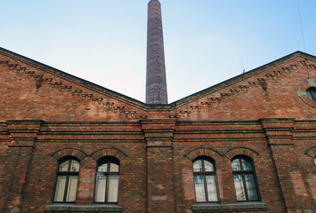 Edificio industriale con bifore e ciminiera