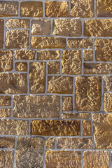 Sandsteinmauer, gemauert mit verschieden großen gespitzten Bossensteine und weißen Fugen