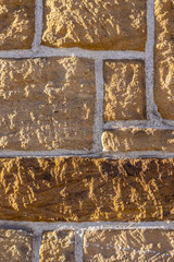 Sandsteinmauer, gemauert mit verschieden großen gespitzten Bossensteine und weißen Fugen