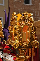 Farol en un paso de Semana Santa